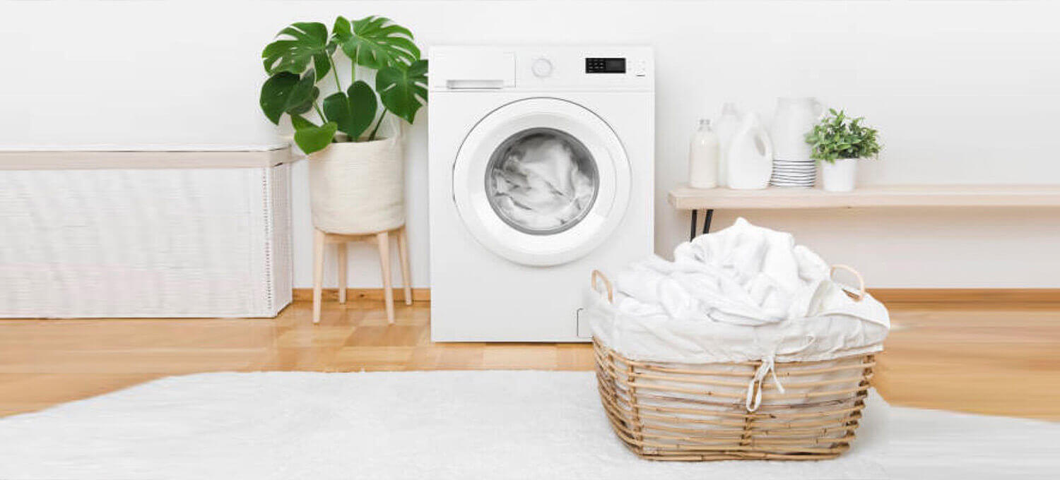 洗衣機與裝滿白色布料的籃子