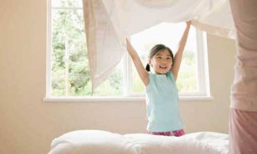 和小孩一起布置臥室