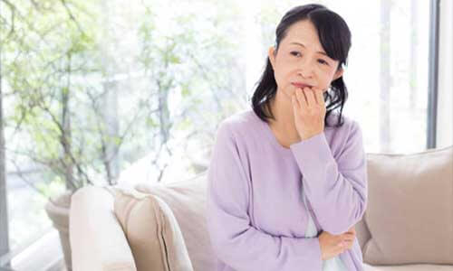 女人想不起來一臉疑惑