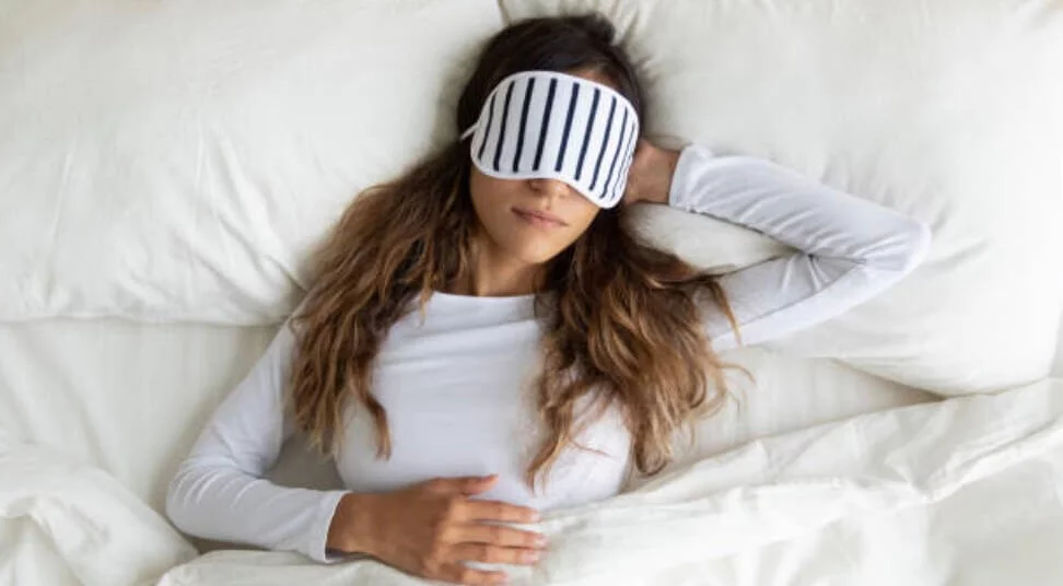 女人戴眼罩躺在床上