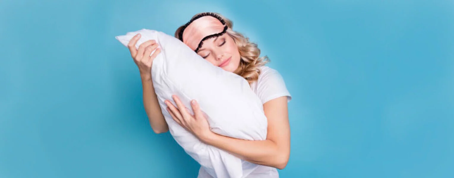 女人抱著枕頭
