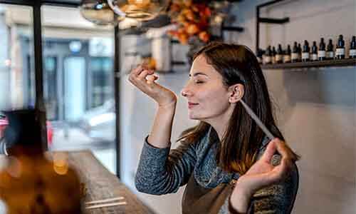 女生聞精油微笑