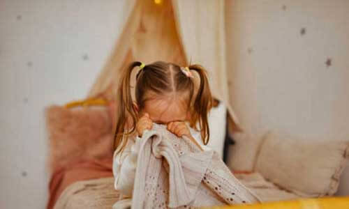 小孩難過害怕躲床上