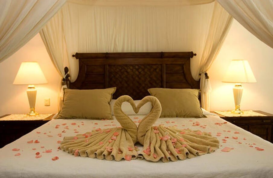 新婚房床上有玫瑰花瓣兩隻天鵝