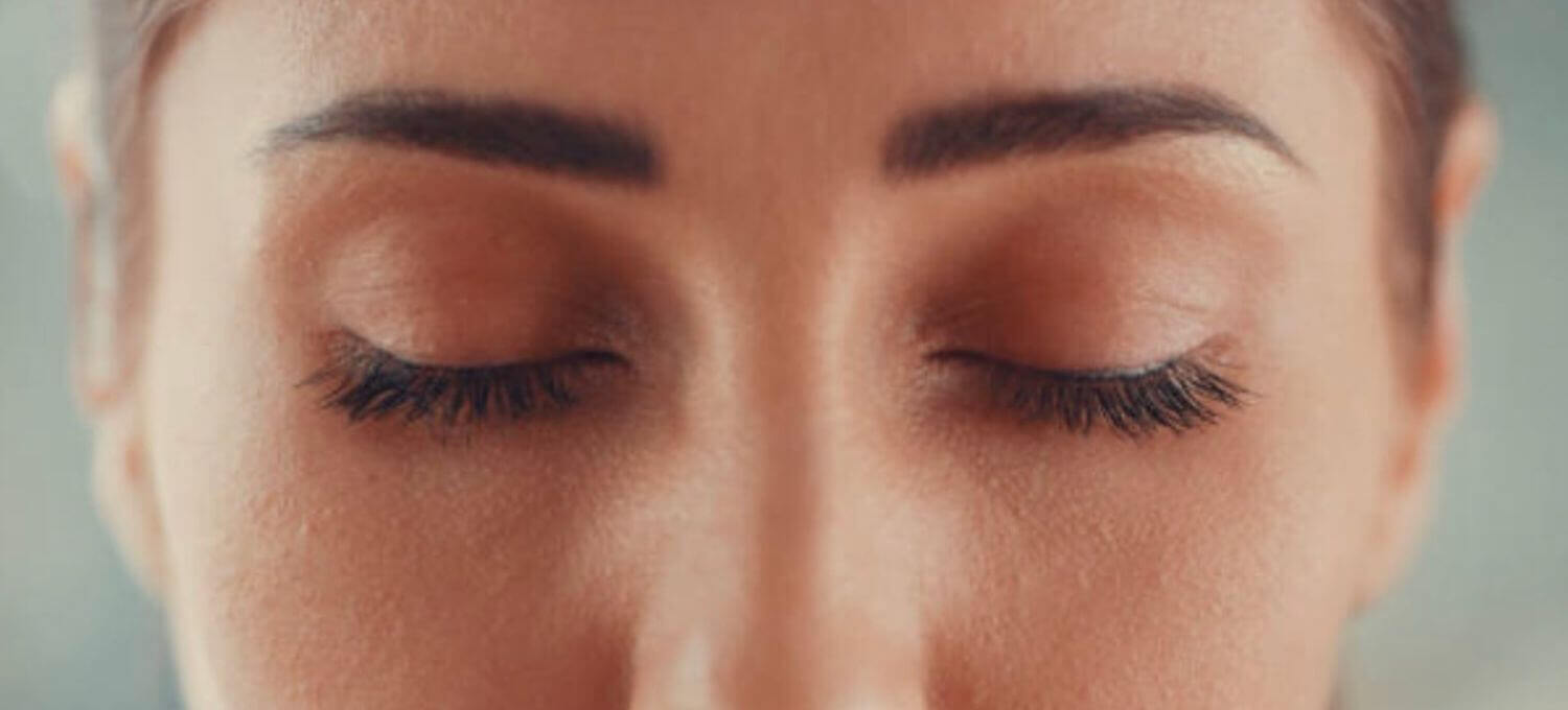 REM睡眠(快速動眼期)時，腦波活躍程度與清醒接近，眼皮下的眼睛會不規則的左右轉動