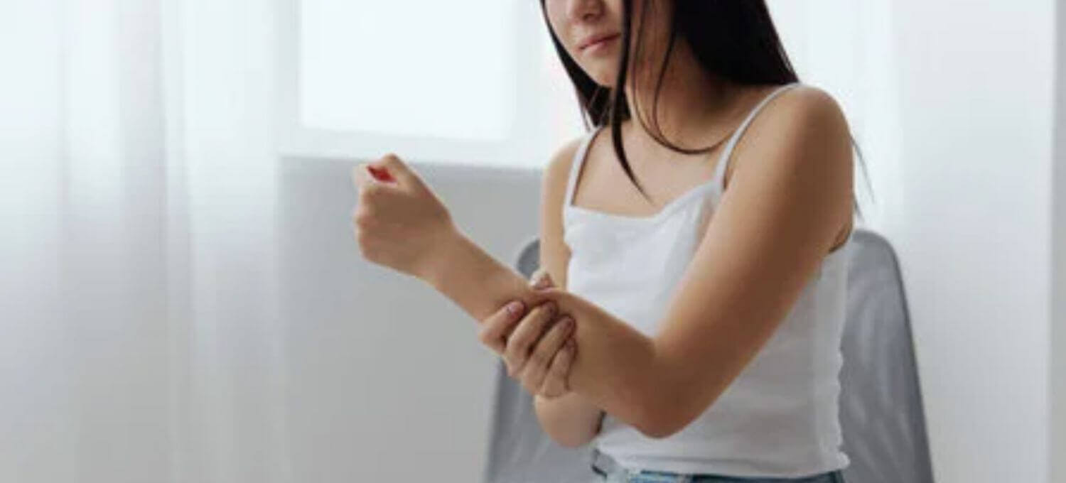 女性睡醒感覺手臂發麻，手麻不舒服