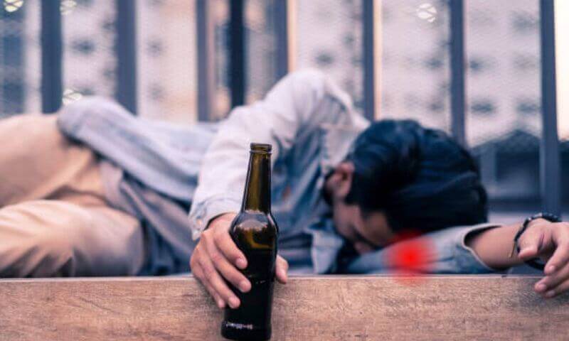 酒醉睡姿不良、讓手臂神經長時間受到壓迫，會有手麻的狀況
