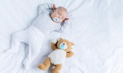 小孩會尿床，該使用哪種保潔墊來保護床墊呢？