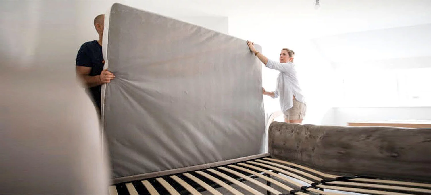 一男一女把床墊翻面