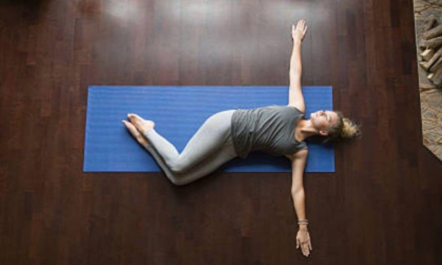 仰臥脊椎扭轉式 (Apanasana)