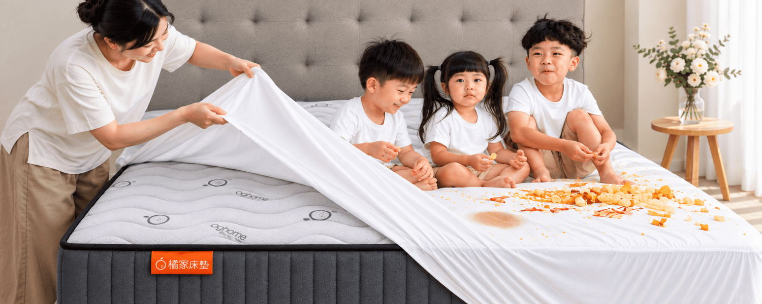 保潔墊大圖，3個小孩在床墊上吃東西，橘家防水防蟎保潔墊保護床墊