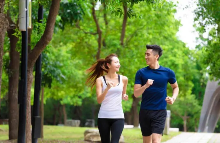 兩人在公園慢跑運動