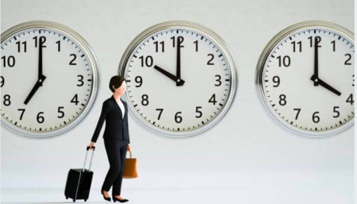 出國回國該如何調時差？往東飛、往西飛調適時差方法不同？