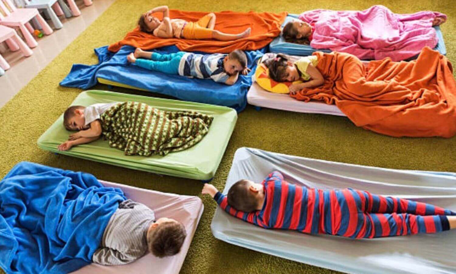 可以跟著幼幼班或幼稚園作息，固定吃早餐、午餐、午睡及點心的時段