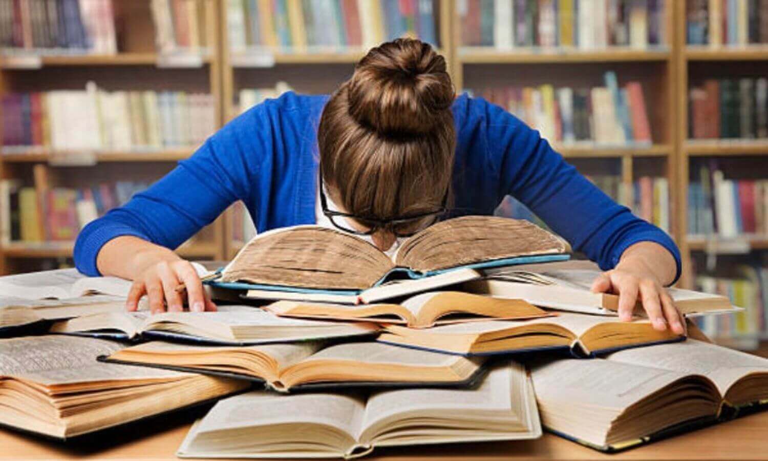 嗜睡症患者難以保持正常清醒狀態，不論白天夜晚都會很想睡覺，甚至會直接昏睡過去