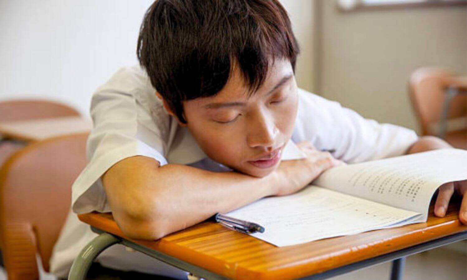 國高中學生如要通勤搭車上學，就要更早起床，睡眠時間常比上班族還短