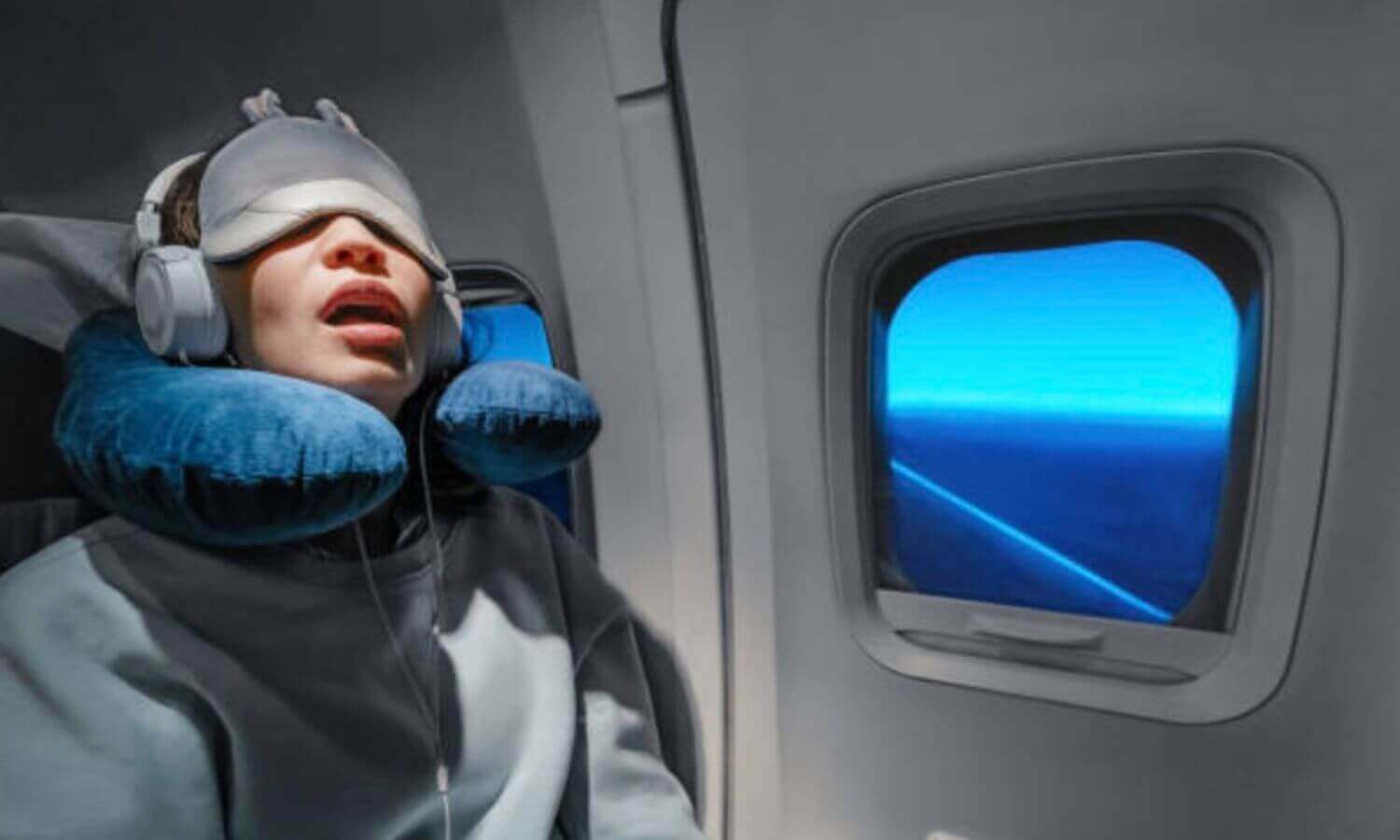 在飛機上可以多多善用眼罩、旅行頸枕、耳機或耳塞，幫助自己進入睡眠