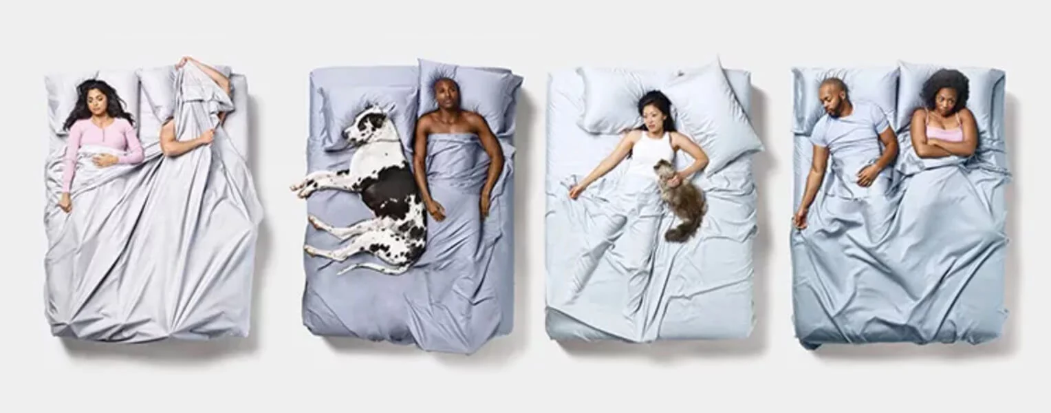 多人分別睡在四張雙人床