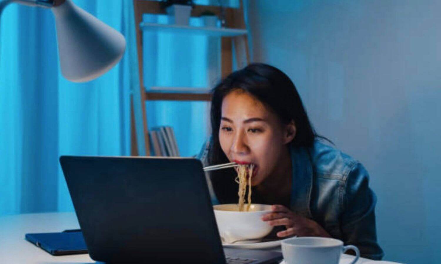 夜班的人下班後能買到的餐點多是一般人的宵夜，需注意挑選清淡一些的飲食以免影響睡眠