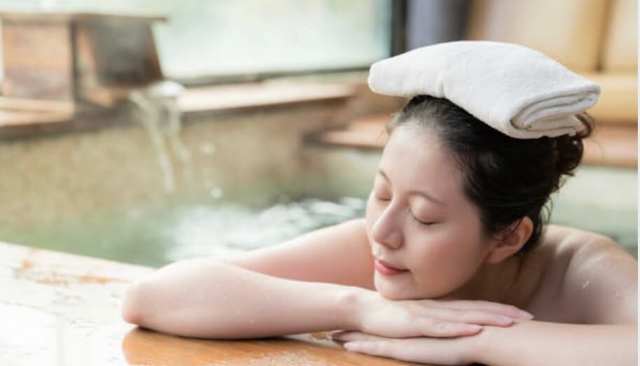 女生泡溫泉睡著