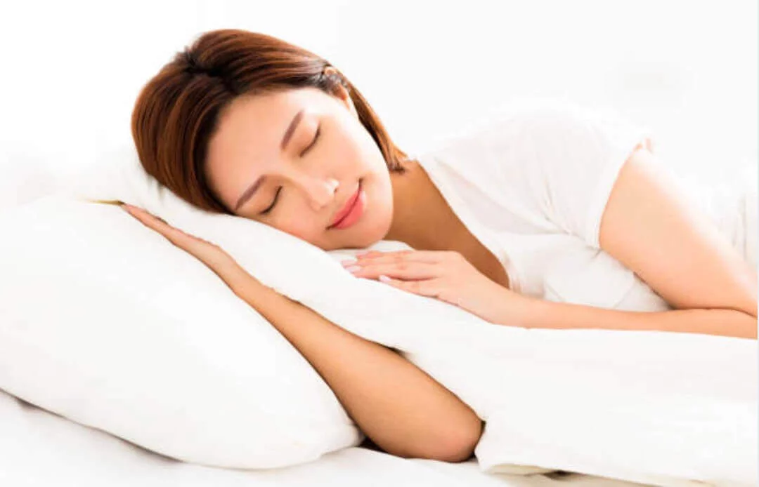 女人側睡