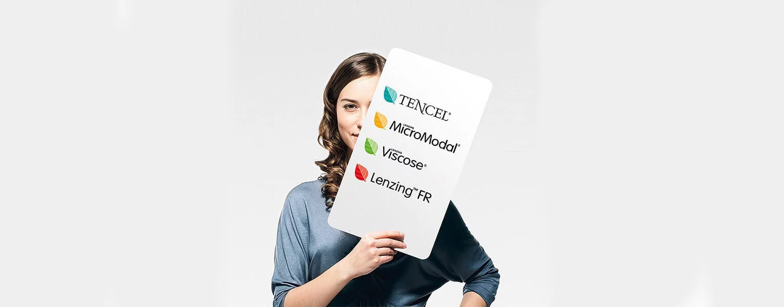 女人拿著萊賽爾、木代爾、嫘縈logo