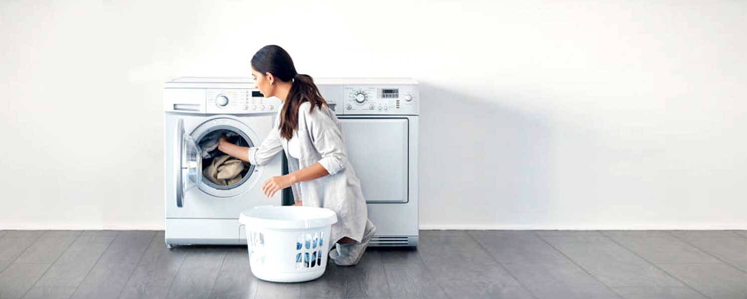 女人拿衣服蹲在洗衣機前大圖