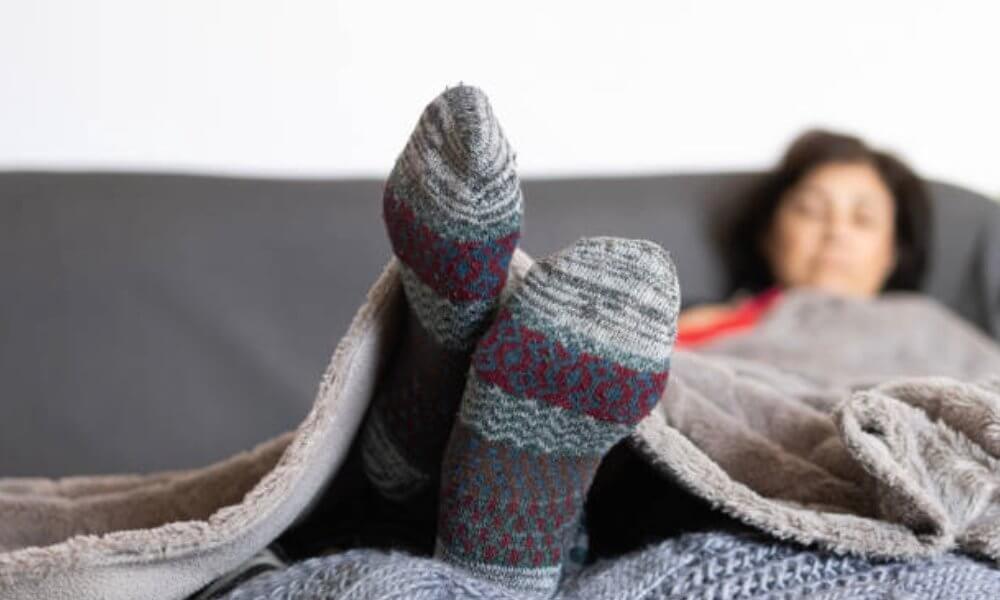 女性長輩穿襪子睡覺