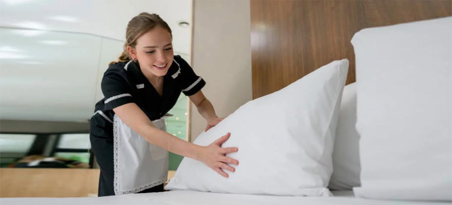 女清潔員整理床鋪