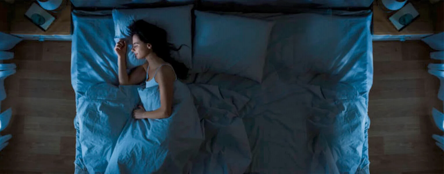 女藍色房間睡覺