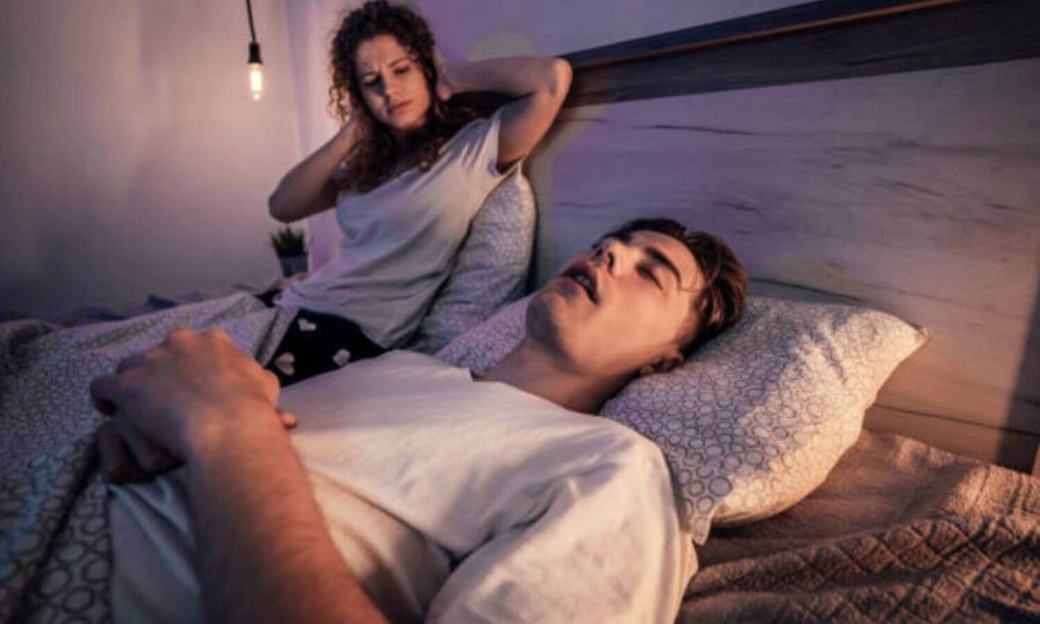 如果枕邊人說夢話打擾到你的睡眠，輕輕的推他一下通常就能防止他繼續說夢話