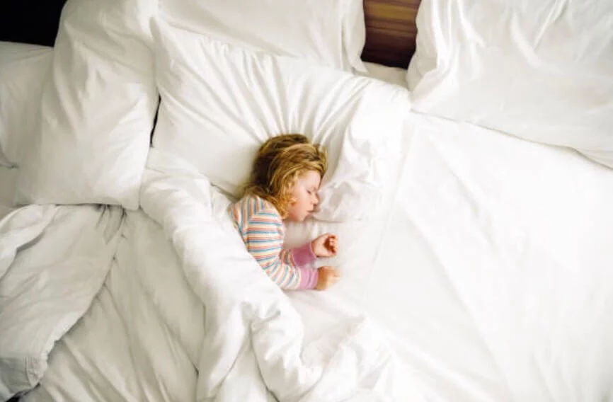 小女孩睡在大床上