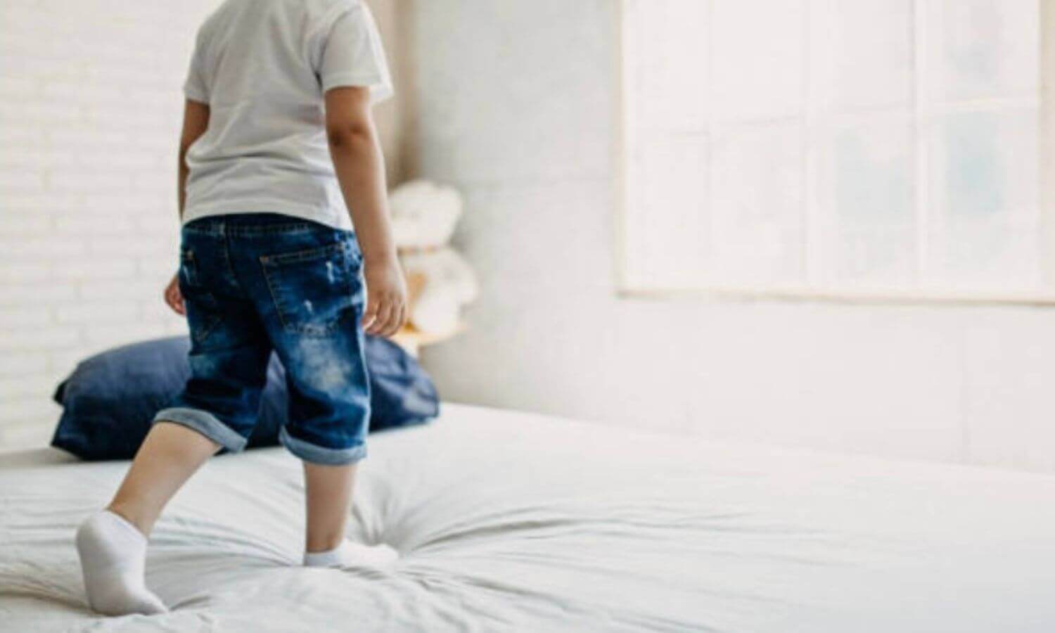 小孩子也會因為床墊在地上而更容易跳床玩耍，如果時常上去踩踏跳床，床墊自然會容易損壞