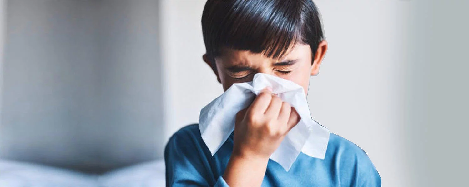 小孩打噴嚏揉鼻子