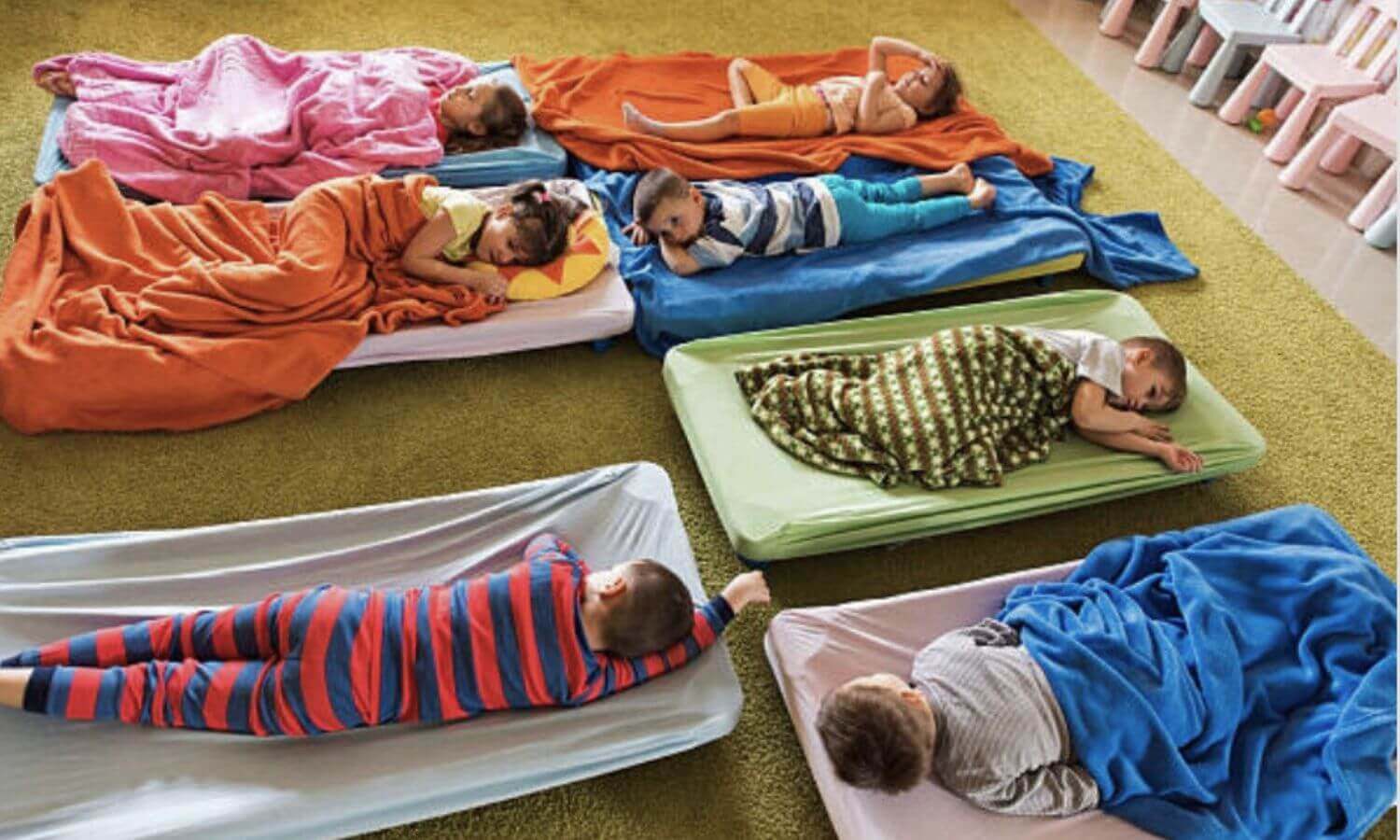 幼稚園孩童要有充足的睡眠時間，在學校午休時間也要睡覺