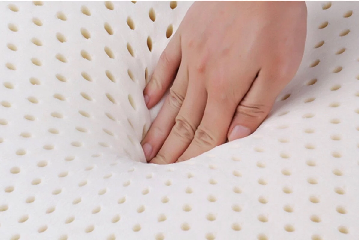 手壓乳膠微微下凹