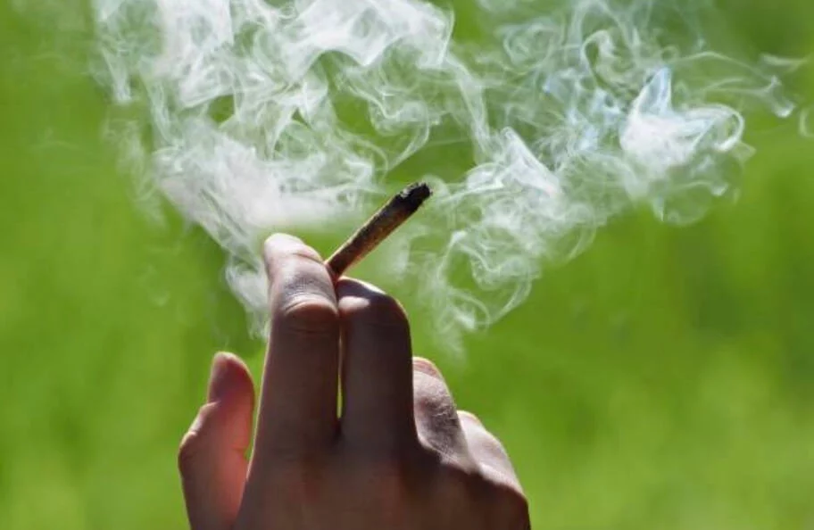 手拿著香菸 煙在飄