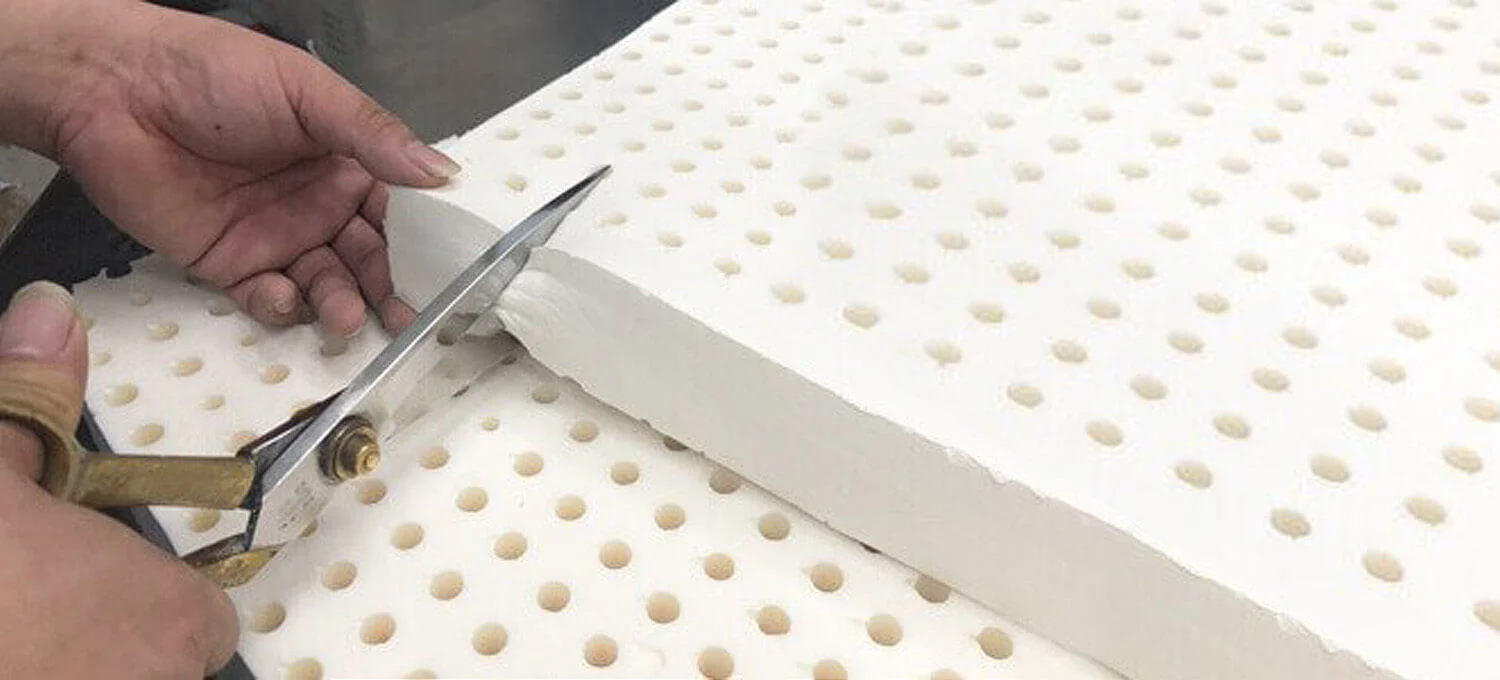 拿剪刀剪乳膠墊