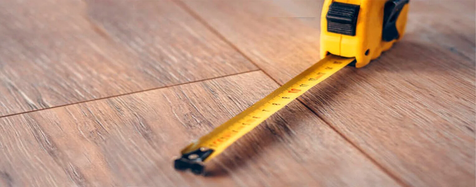 捲尺放在木頭地板