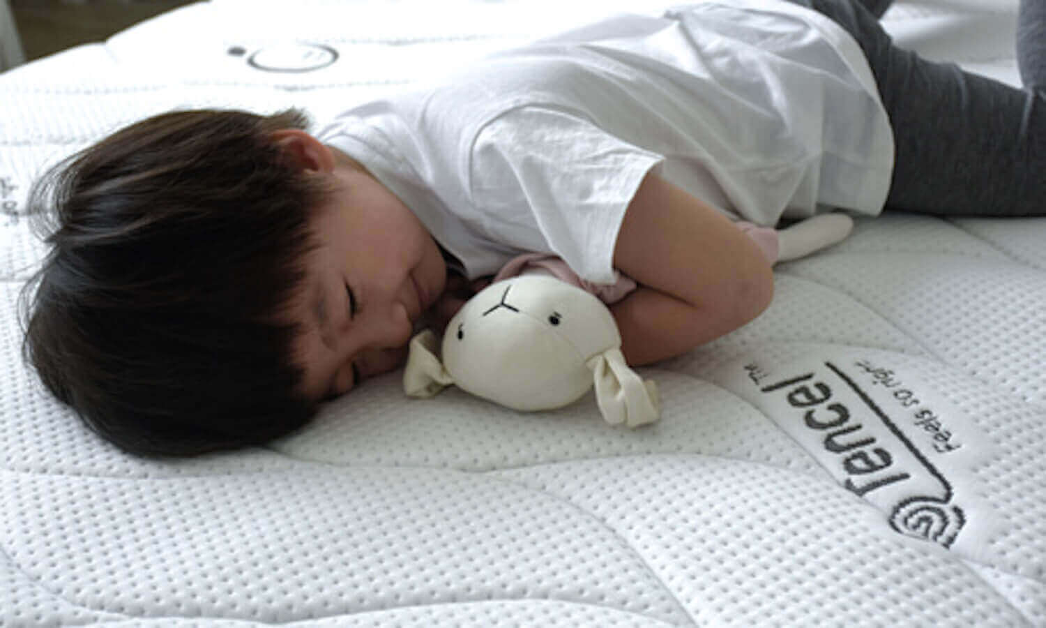 會呼吸的100%萊賽爾天絲纖維，天然乳膠墊支撐包覆