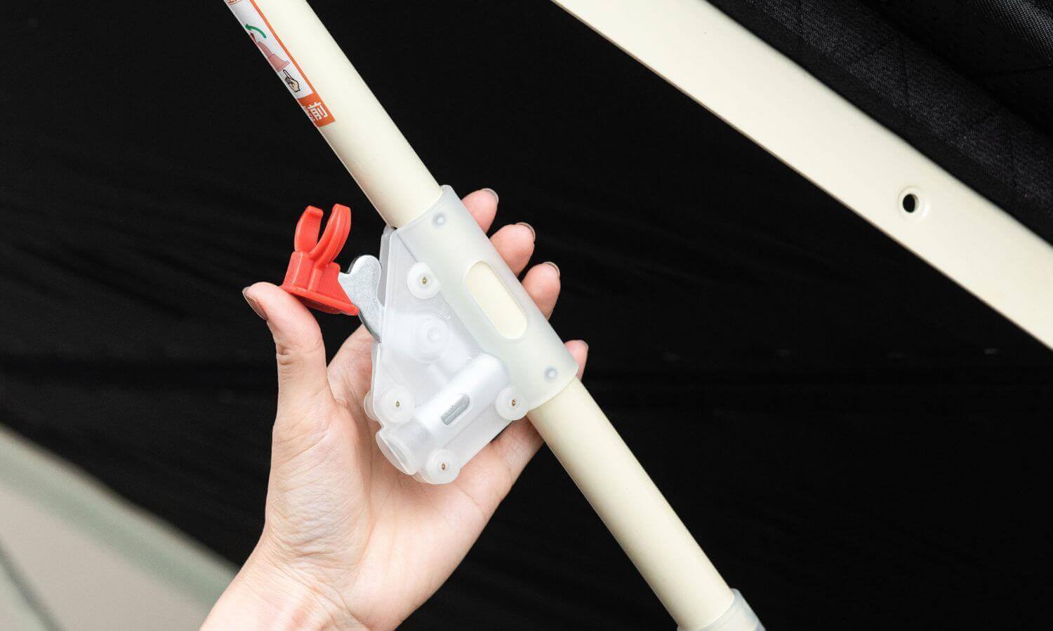 橘家貓抓皮收納掀床-安全鎖扣，放下前輕輕一壓即可01