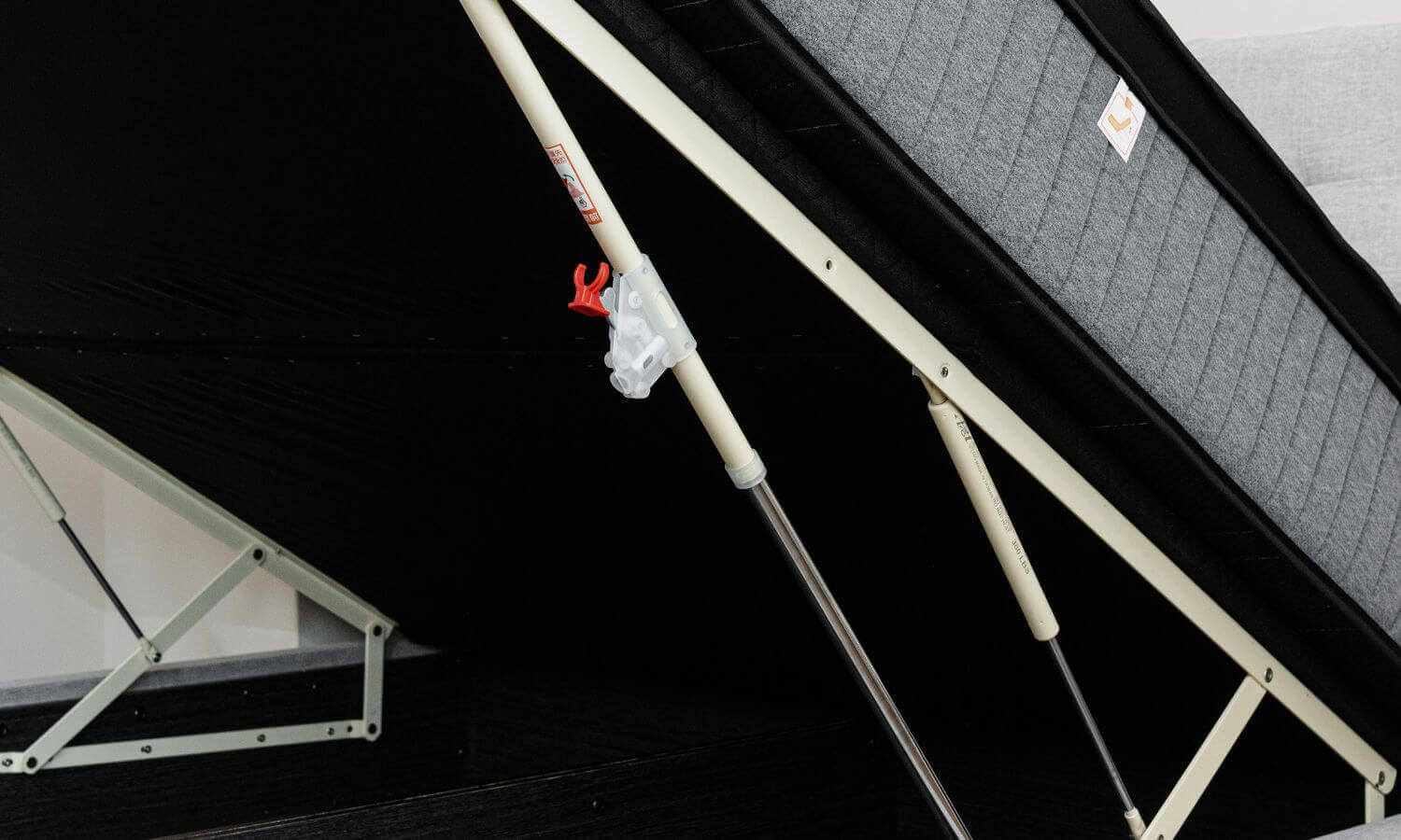 橘家貓抓皮收納掀床-安全鎖扣，放下前輕輕一壓即可02