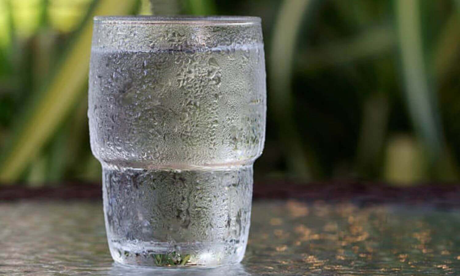 水氣會凝結成水珠附著在冰涼的地板與牆壁，與冰涼飲料在杯子表面會有水珠凝結的原理相同