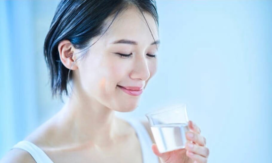 泡溫泉泡澡都要補充水分