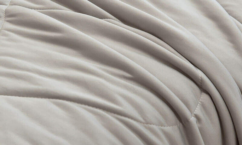 涼感被輕薄透氣，絲綢般的滑順觸感