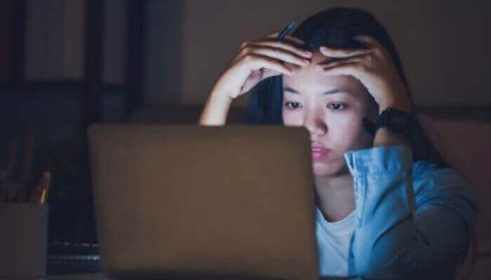 熬夜的定義是多晚睡？長期熬夜危害？會猝死？