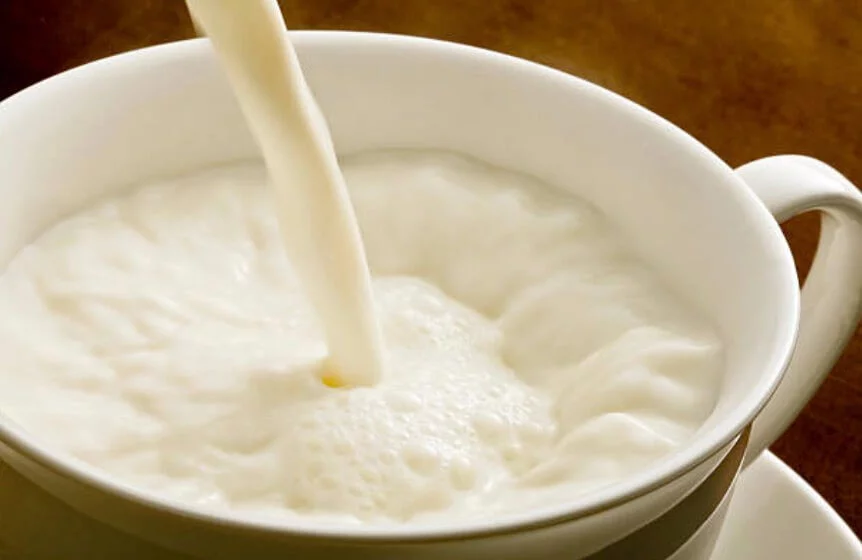 熱牛奶倒進杯子