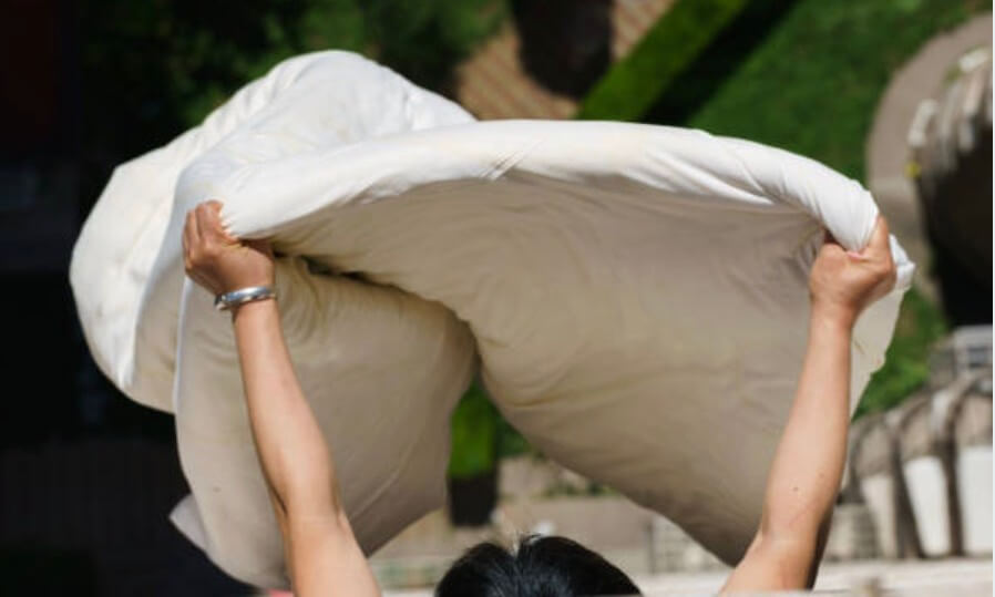 甩一甩抖動棉被使之鬆散