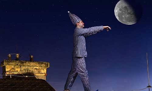 男人夢遊在屋頂上有月亮