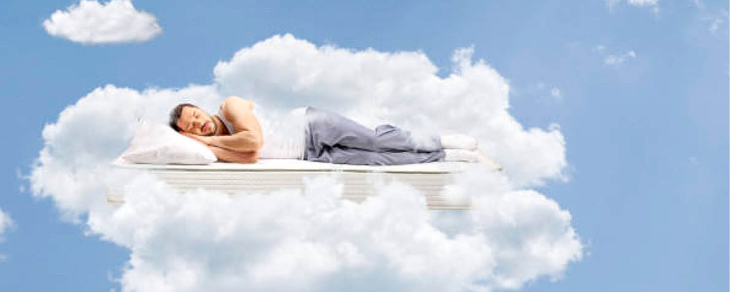 男人躺在雲端